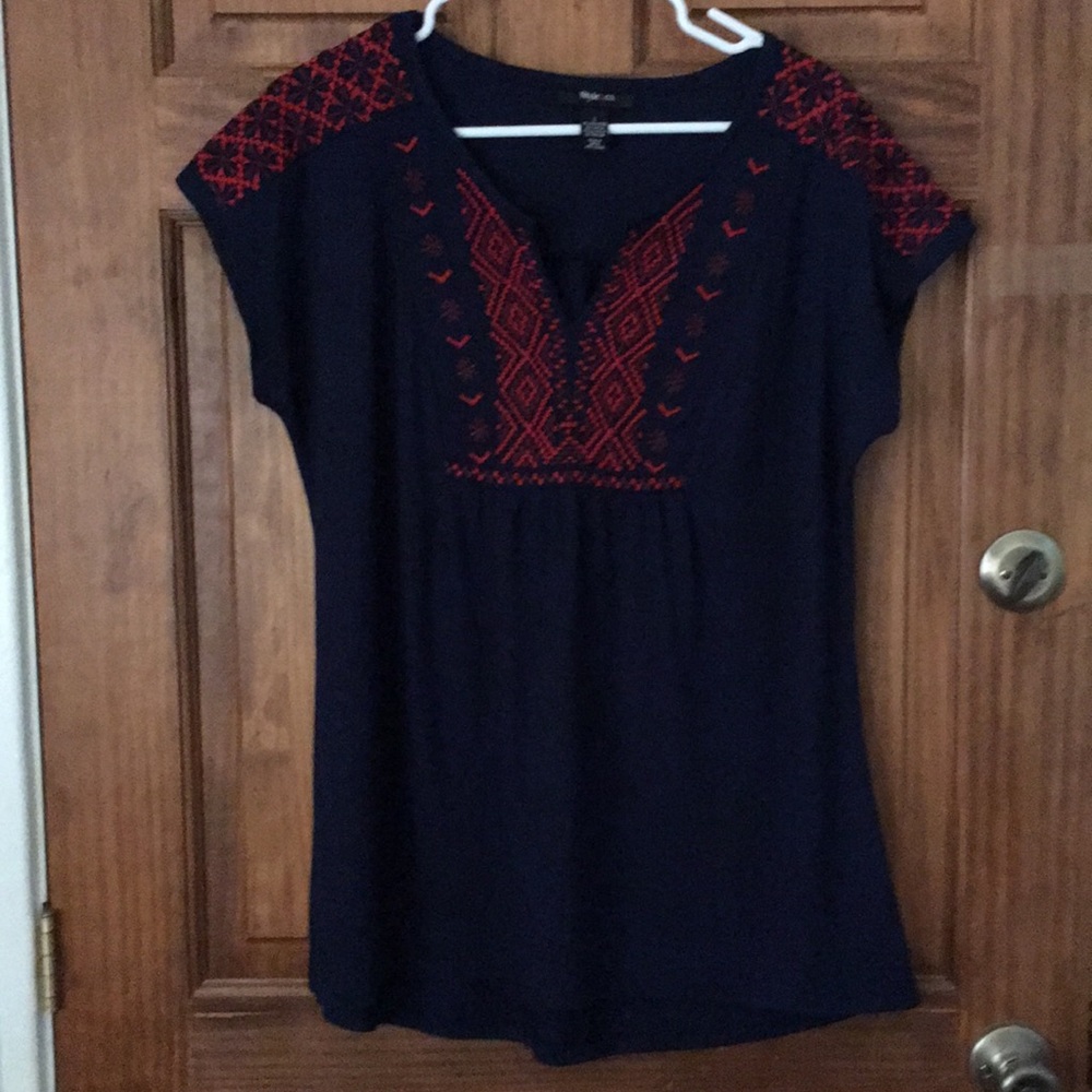 Navy tee with Red stitch detail.